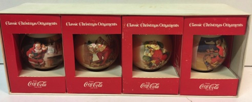 45185-1 € 25,00 coca cola kerstballen van glas set van 4 verschillende afb. Kerstmannen.jpeg